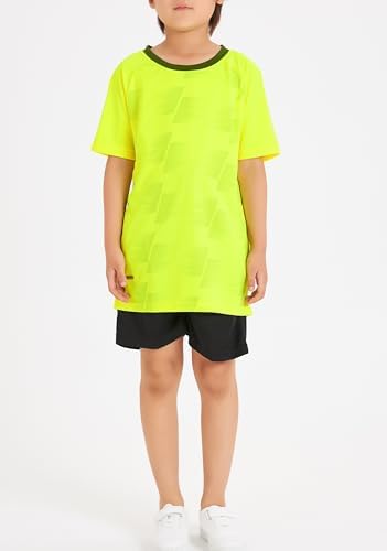 Modele DANI CHINS Boys Loose Active Short-Sleeve T-Shirt and Athletic Mesh Shorts Set