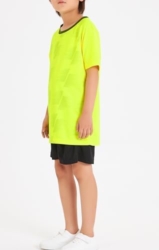 Modele DANI CHINS Boys Loose Active Short-Sleeve T-Shirt and Athletic Mesh Shorts Set