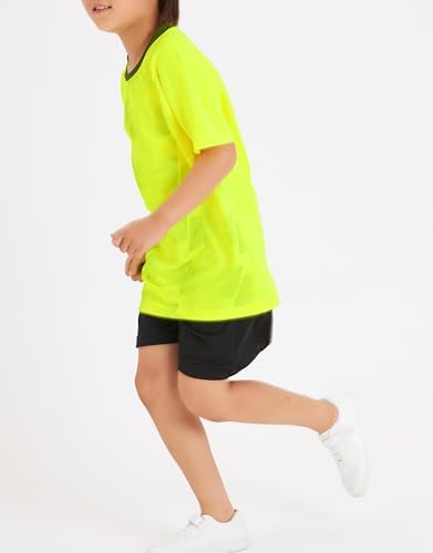 Modele DANI CHINS Boys Loose Active Short-Sleeve T-Shirt and Athletic Mesh Shorts Set