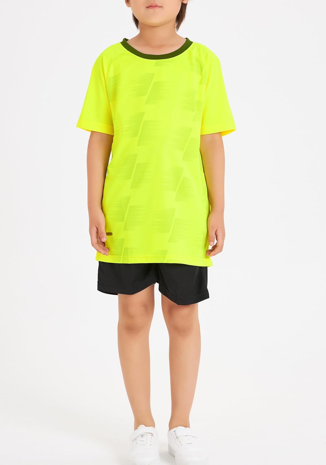 Modele DANI CHINS Boys Loose Active Short-Sleeve T-Shirt and Athletic Mesh Shorts Set