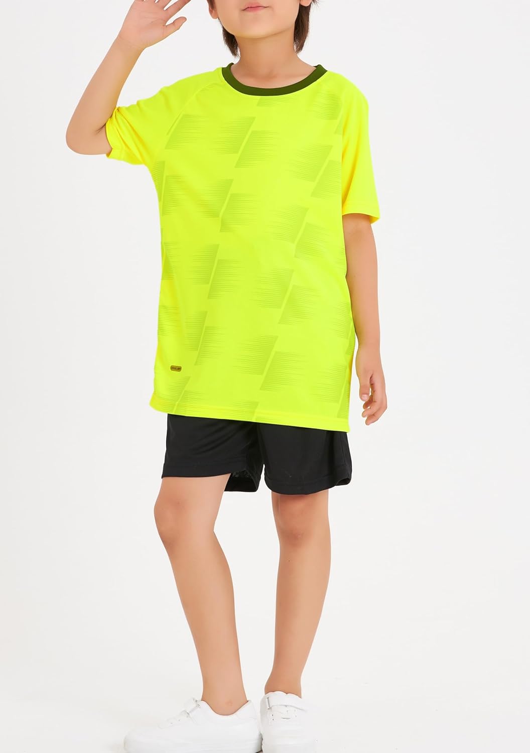 Modele DANI CHINS Boys Loose Active Short-Sleeve T-Shirt and Athletic Mesh Shorts Set