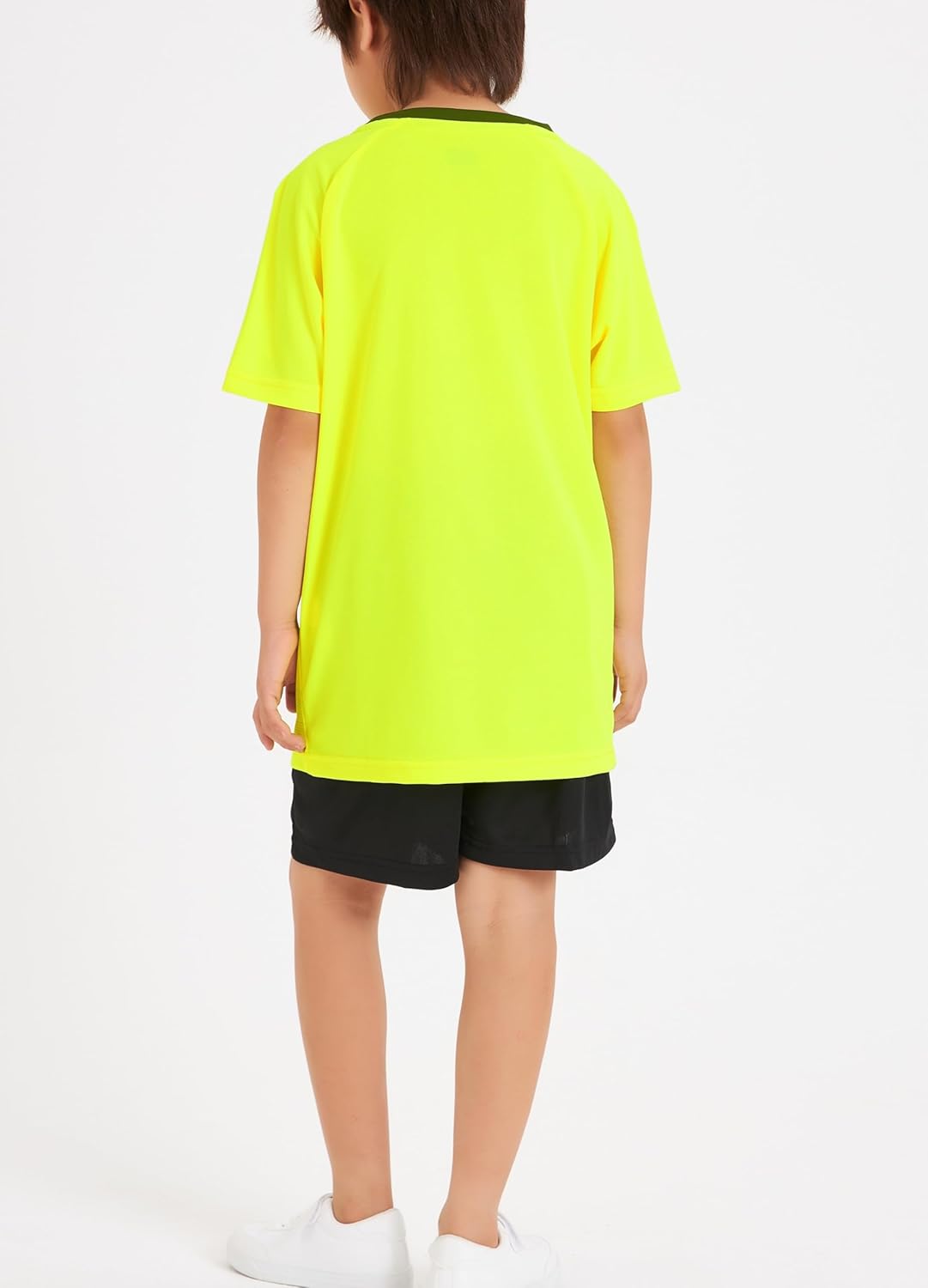 Modele DANI CHINS Boys Loose Active Short-Sleeve T-Shirt and Athletic Mesh Shorts Set